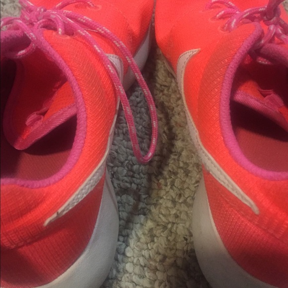 Nike Women's Roshe Sneakers - Picture 7 of 7